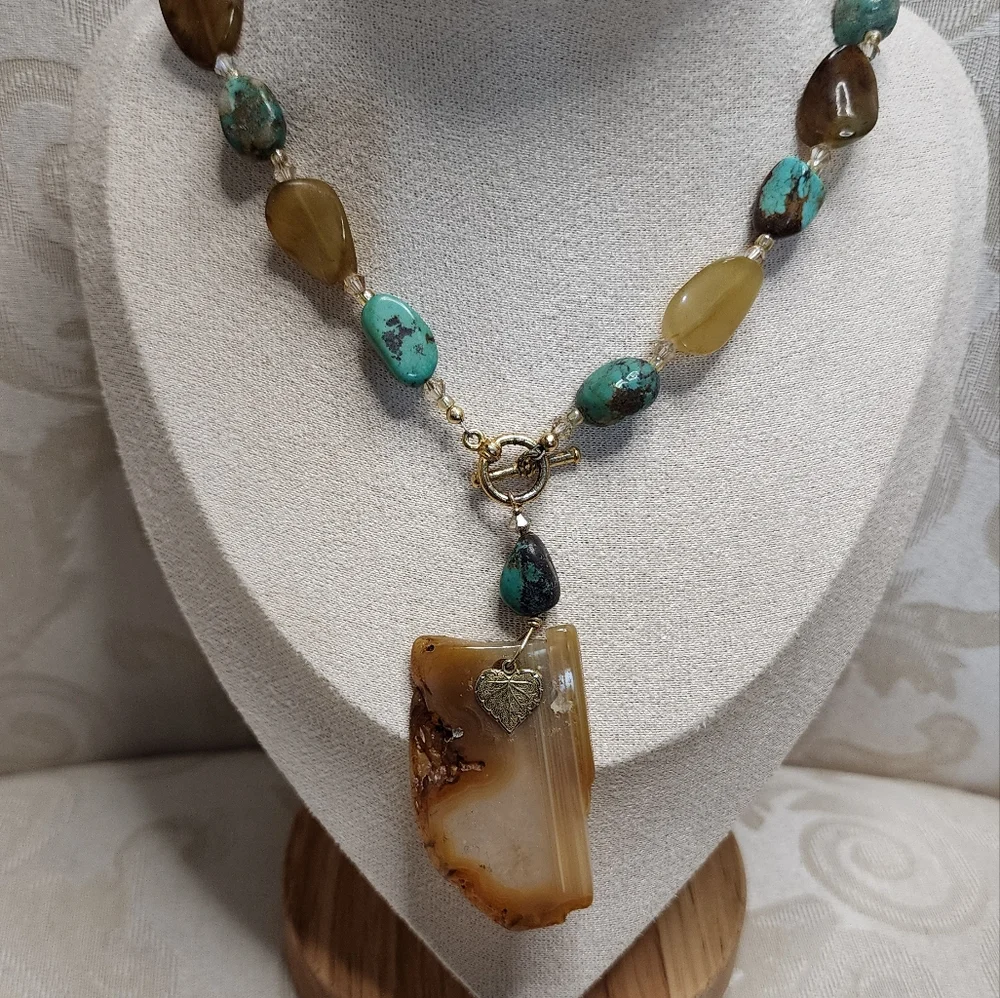 VINTAGE 70'S GEMSTONE BEADED NECKLACE WITH AGATE SLICE PENDANT